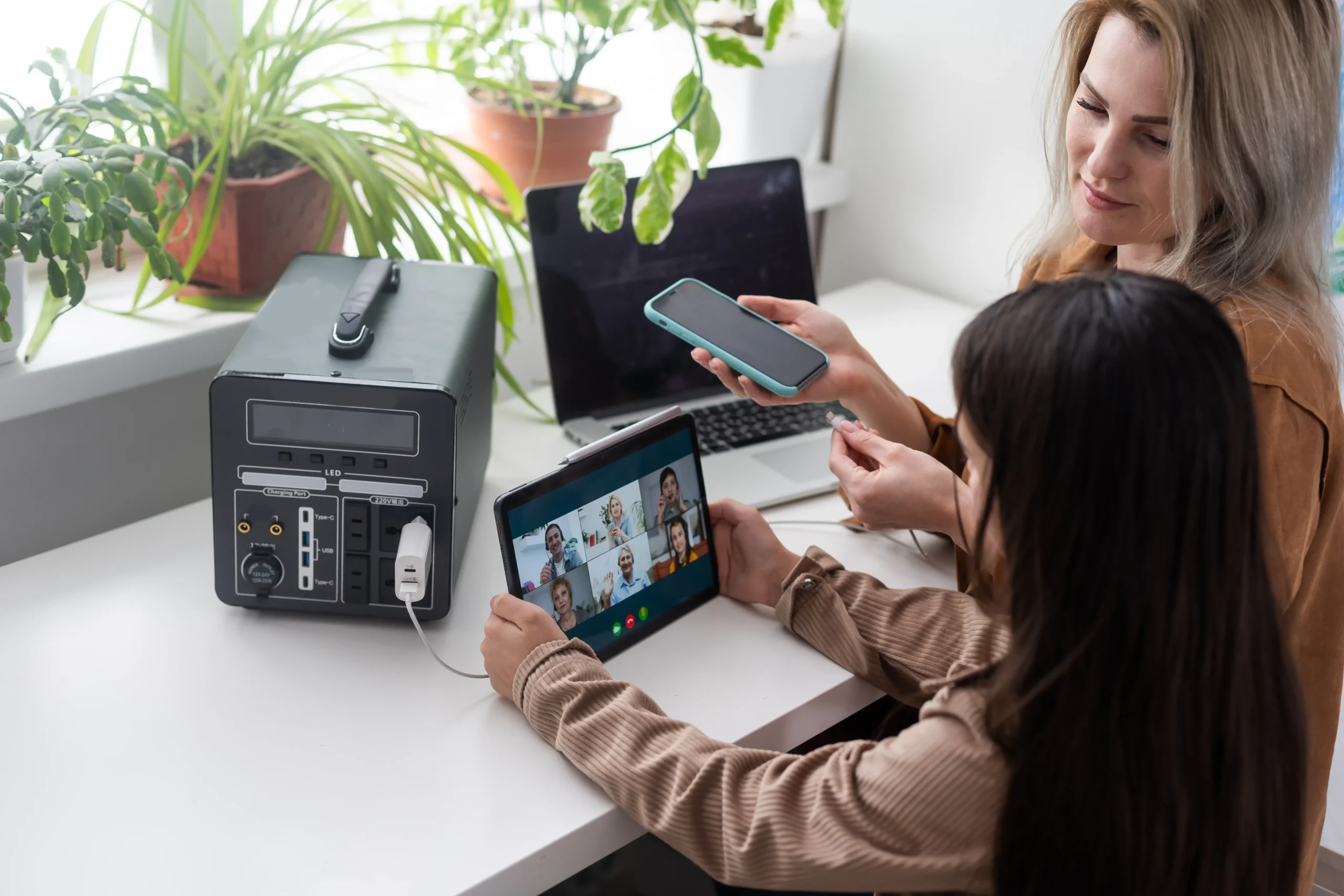 the-inverter-generator-charges-the-power-bank-batt-2025-01-08-14-11-52-utc